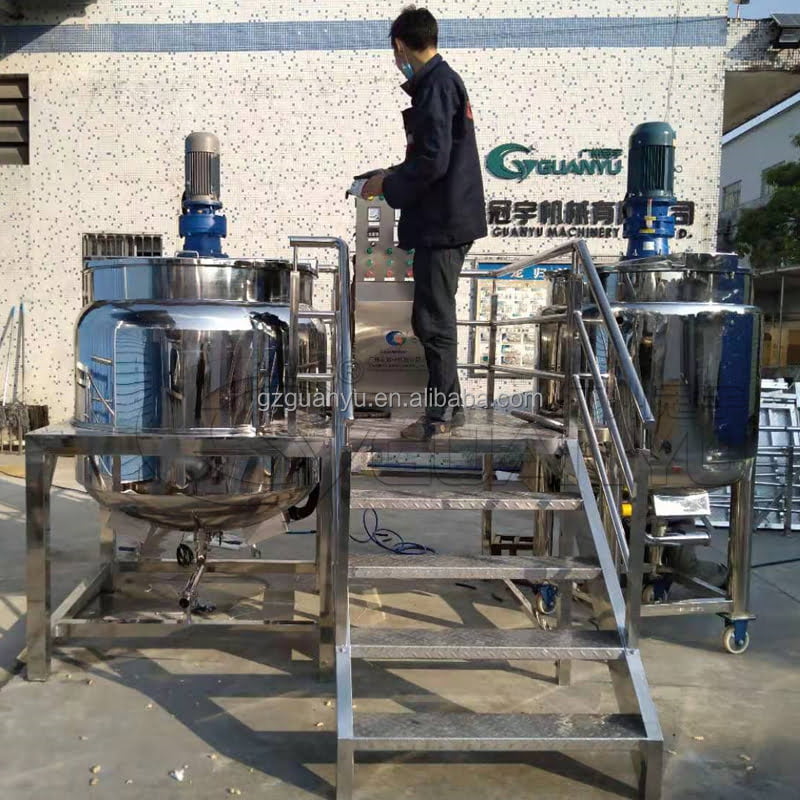 Vacuum mixing machine